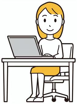  ロングヘア女性(黄)-524-全身 パソコン,笑顔,女性,女の子,人物,かわいい,微笑む,にっこり,ニコニコ,デスクのイラスト素材
