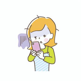 スマホの操作で不安な顔の若い女性 スマホ,女性,不安,困った,若い,主婦,詐欺,ショック,落ち込む,メールのイラスト素材