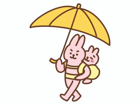 傘をさして歩く親子　ウサギ うさぎ,傘,カサ,おんぶ,こども,親子,親,おんぶ紐,雨の日,雨のイラスト素材