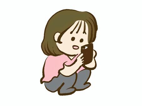 単0042 スマホを見る子ども 子ども,子供,こども,夢中,携帯,スマートフォン,スマホ,全身,女の子,幼児のイラスト素材
