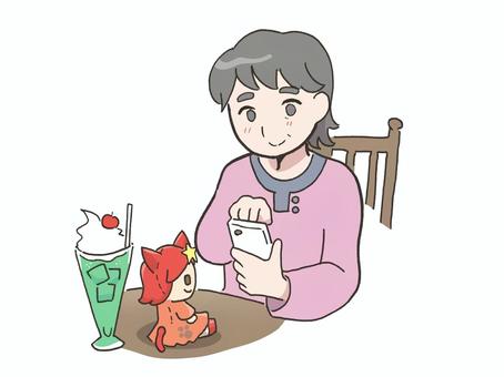 ぬいぐるみと推し活を楽しむマダム ぬい撮り,カフェ,シニア,写真,撮影,喫茶店,メロンソーダ,人形,ぬいぐるみ,スマホのイラスト素材