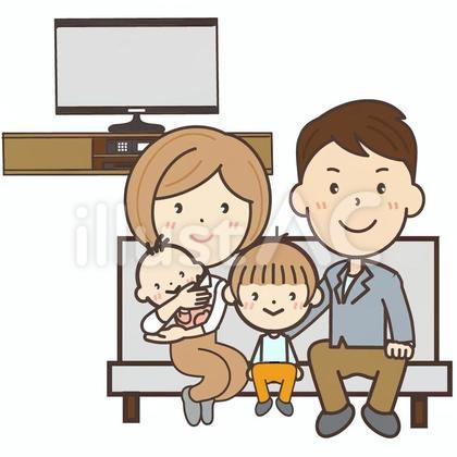家でテレビを見る家族