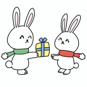 プレゼントを渡すうさぎ 冬,クリスマス,夜,オーナメント,クリスマスプレゼント,プレゼント,贈り物,誕生日プレゼント,マフラー,渡すのイラスト素材