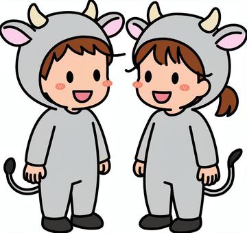 グレーの牛コスの子供たちです。 牛,コスプレ,シンプル,コスチューム,着ぐるみ,角,耳,しっぽ,動物,キャラクターのイラスト素材
