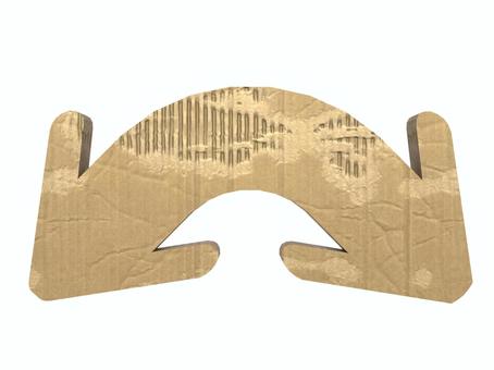 古いダンボールの両側にある矢印 両方,両側,左右,交互,曲がる,マーク,目印,カーブ,指す,矢印のイラスト素材