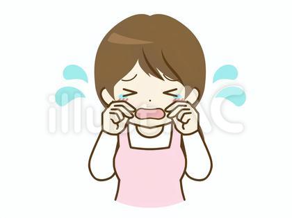 大泣きするエプロンの若い女性