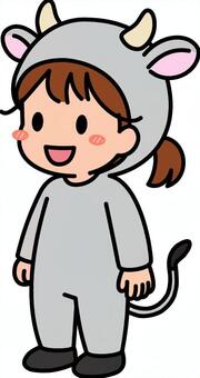 グレーの牛コスの女の子です。 コスプレ,シンプル,コスチューム,着ぐるみ,角,耳,しっぽ,動物,キャラクター,イベントのイラスト素材