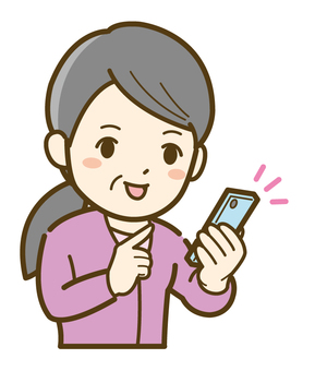 スマホを見て喜ぶシニア女性_25 スマホを見て喜ぶシニア女性_25 シニア,女性,人物,人,シニア女性,スマホ,スマートフォン,ケータイ,見る,見てのイラスト素材
