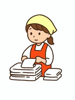 家事・洗濯物をたたむ女性のイラスト 洗濯,洗濯物,洗濯物を畳む,洗濯物をたたむ,洗濯物整理,洗濯家事,家事,家事代行,家事代行サービス,家事仕事のイラスト素材