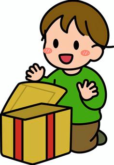 金の箱を開ける男の子です。 金の箱を開ける男の子です。 プレゼント,シンプル,ギフト,喜ぶ,受け取り,サプライズ,笑顔,贈り物,手渡し,お祝いのイラスト素材