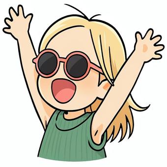 サングラスをしてバンザイをする女の子