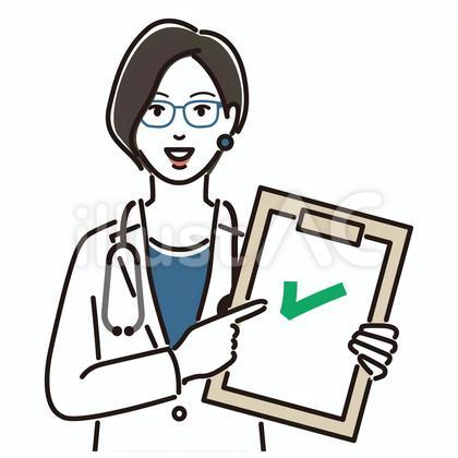 チェックが入った書類を指差す女性医師