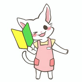 初心者マークを持ってエプロンを着た白猫 初心者,エプロン,介護,保育士,頑張る,アルバイト,パート,働く,店員,かわいいのイラスト素材