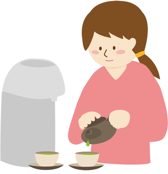 急須でお茶を入れる女性