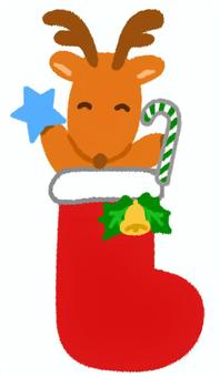 嬉しそうにサンタ靴下から顔を出すトナカイ トナカイ,クリスマス,靴下,ブーツ,キャンディーケーン,持つ,楽しい,顔出し,12月,嬉しいのイラスト素材
