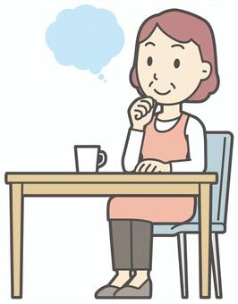  机で想像をめぐらせているおばさん 想像,女性,人,主婦,中年,シニア,エプロン,ママ,お母さん,おかんのイラスト素材