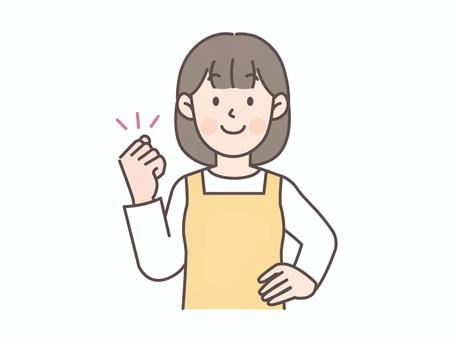 腰に手を当ててガッツポーズする主婦_黄色 主婦,エプロン,人物,女性,若い,ママ,母,シンプル,妻,かわいいのイラスト素材