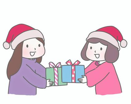 プレゼント交換を楽しむ女の子 女の子,サンタ帽,笑顔,仲良し,友達,プレゼント交換,楽しい,クリスマス,プレゼント,冬のイラスト素材