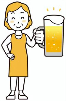  エプロンおばちゃん(黄)-189-全身 ビール,笑顔,おばちゃん,エプロン,お母さん,ママ,中年,おばさん,主婦,人物のイラスト素材