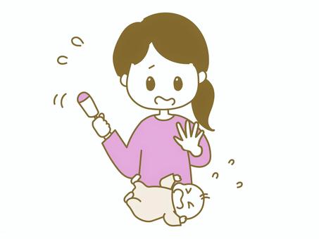 赤ちゃんをあやすママ（あせる） ママ,お母さん,赤ちゃん,慌てる,ガラガラ,あやす,あせる,泣く,寝かしつけ,乳児のイラスト素材