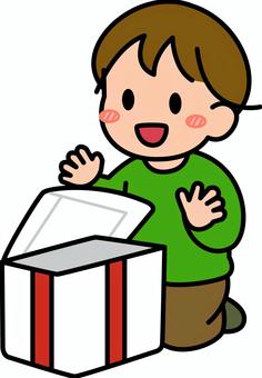白のプレゼントを開ける男の子です。 白のプレゼントを開ける男の子です。 プレゼント,シンプル,ギフト,喜ぶ,受け取り,サプライズ,笑顔,贈り物,手渡し,お祝いのイラスト素材