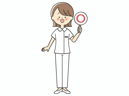 マルの札を持つ女性看護師 看護師,丸,正解,正しい,合っている,クイズ,解答,笑顔,看護士,看護婦のイラスト素材