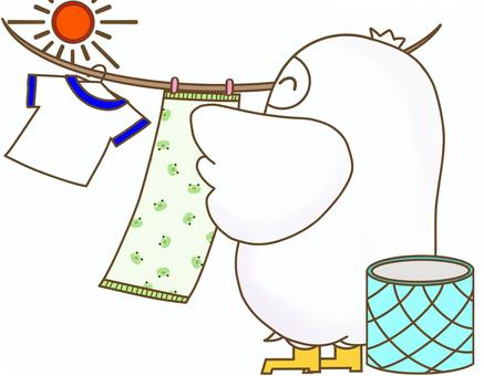 洗濯物を干す鳥 鳥,動物,新生活,一人暮らし,洗濯物,干す,体操着,家事,ゆるい,キャラクターのイラスト素材