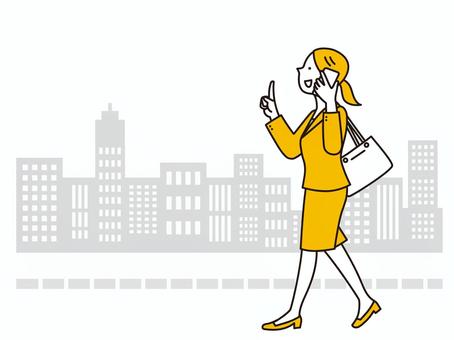 電話をしながら歩くビジネスマン女性と街 女性,歩く,電話,スマホ,人物,徒歩,歩き,会話,ながらスマホ,携帯のイラスト素材