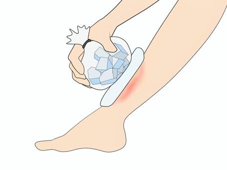 足の腫れを冷やす 足,冷やす,氷,アイシング,手,色白,女性,女,右足,右手のイラスト素材