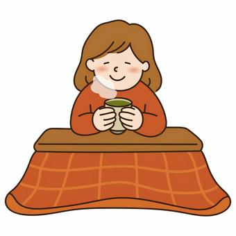 こたつに入ってお茶を飲む女性のイラスト こたつ,お茶,飲む,女性,冬,かわいい,コタツ,季節,温まる,人物のイラスト素材