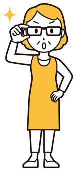  エプロンおばちゃん(黄)-222-全身 眼鏡,おばちゃん,エプロン,お母さん,ママ,中年,おばさん,主婦,人物,かわいいのイラスト素材