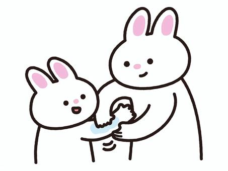 親子でスキンケアうさぎ うさぎ,親子,スキンケア,家族,母子,父子,子ども,大人,ケア,保湿のイラスト素材