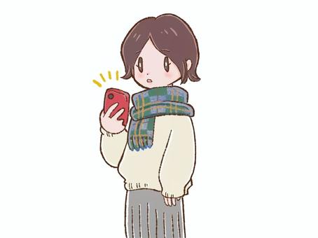 携帯電話を見る女の子