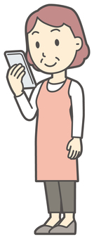  笑顔でスマホを見ている中年の女性 スマホ,おばさん,人,女性,中年,おばちゃん,シニア,ママ,主婦,ヘルパーのイラスト素材