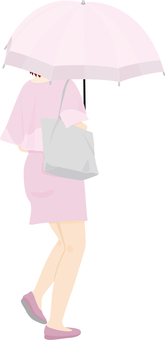 ピンクの日傘をさす女性の後姿_26A 日傘,女性,後姿,バッグ,ブラウス,スカート,ローヒール,ピンク,ショートカット,歩くのイラスト素材