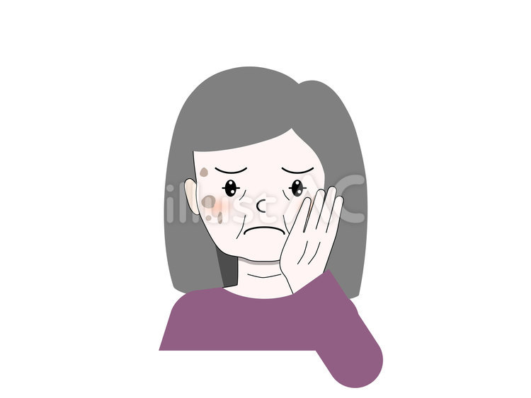 顔のしみに悩む高齢の女性 女性,おばさん,おばあさんのイラスト素材