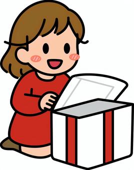 白の箱を開ける女の子です。 白の箱を開ける女の子です。 プレゼント,シンプル,ギフト,喜ぶ,受け取り,サプライズ,笑顔,贈り物,手渡し,お祝いのイラスト素材