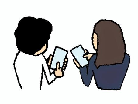 スマートフォンを操作する二人 スマートフォン,操作,見せる,教える,お知らせ用,宣伝用,pop調,手描き,挿絵,ワンポイントのイラスト素材