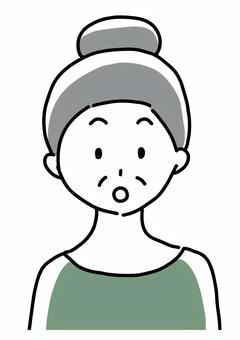 驚くシニア女性