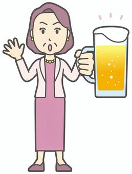  お金持ちマダム-179-全身 ジョッキ,お酒,注意,おばさん,中年,女性,富裕層,マダム,裕福,お金持ちのイラスト素材