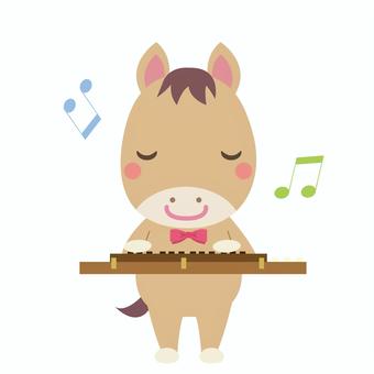大正琴を弾く午年の馬 午,馬,大正琴,和楽器,午年,音符,音楽,楽器,演奏,ライブのイラスト素材