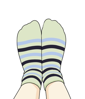靴下を履く足 人物,足,靴下,男性,女性,ストライプ,透過,素材,白背景,ワンポイントのイラスト素材