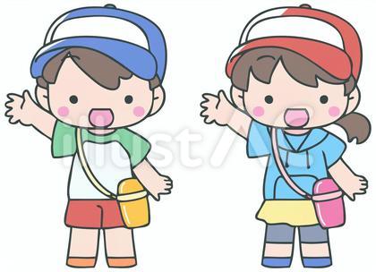 帽子と水筒を持つ男の子と女の子
