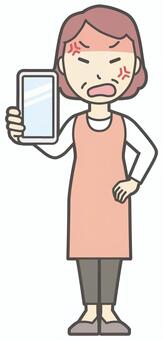  スマホを見せながら怒っている中年の女性 スマホ,おばさん,人,女性,中年,おばちゃん,シニア,ママ,主婦,ヘルパーのイラスト素材