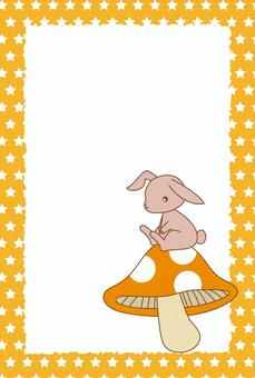 きのこに座るうさぎさん　VER星オレンジ うさぎ,きのこ,星,オレンジ色,はがき,かわいいのイラスト素材