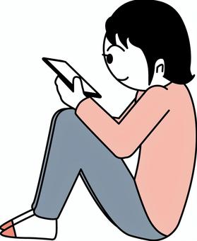スマホ見る女子 スマホ,見る,ネット,調べる,座る,体操座り,リラックス,デフォルメ,若い,女子のイラスト素材