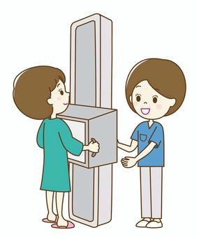 レントゲン撮りますね3 レントゲン,検査,健康診断,説明,女性,検査技師,放射線技師,検査着,スリッパ,入院のイラスト素材