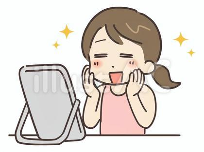 鏡で自分の肌を見て喜んでいる女性