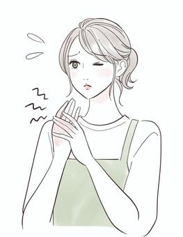 手荒れに悩むエプロン姿の女性 女性,人物,きれい,おしゃれ,可愛い,表情,スキンケア,肌,触る,ケアのイラスト素材