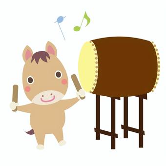 和太鼓を叩くシンプルな午年の馬 午,馬,和太鼓,午年,打楽器,パーカッション,音符,音楽,和,楽器のイラスト素材